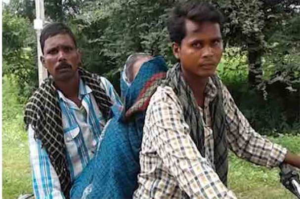 ಬೈಕ್ ನಲ್ಲೇ ತಾಯಿಯ ಮೃತದೇಹವನ್ನು ಕೊಂಡೊಯ್ದ ಮಕ್ಕಳು